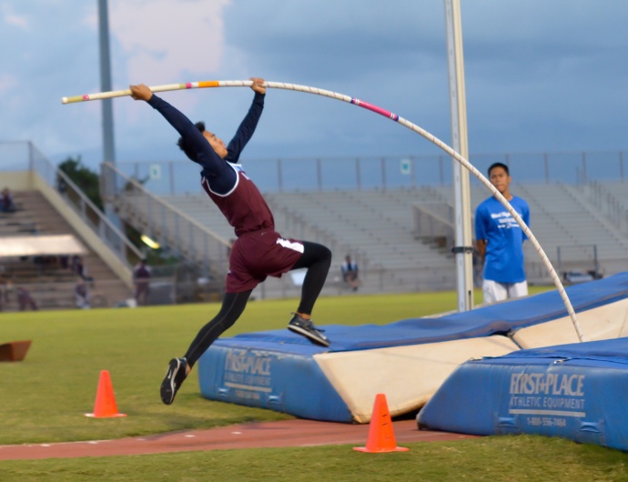 Baldwin's Kainoa Tom struggled in the pole vault Saturday, but still led the Bears to a 1-2-3 sweep of the event in the finals of the Yamamoto Invitational. Photo by Rodney S. Yap.