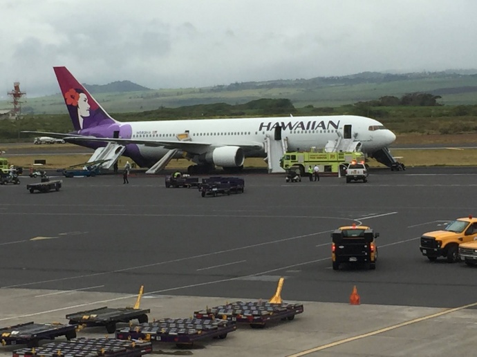 Hawaiian Airlines plane makes emergency landing at Kahului Airport. Photo credit: Mike Moore.