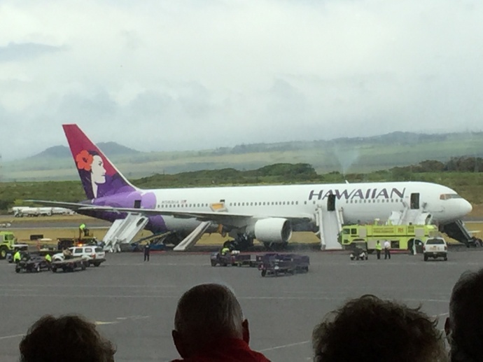 Hawaiian Airlines plane makes emergency landing at Kahului Airport. Photo by Lori Prieto.