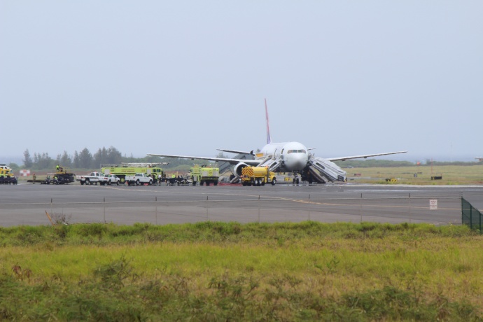 Hawaiian Airlines plane makes emergency landing at Kahului Airport. Photo by Wendy Osher.