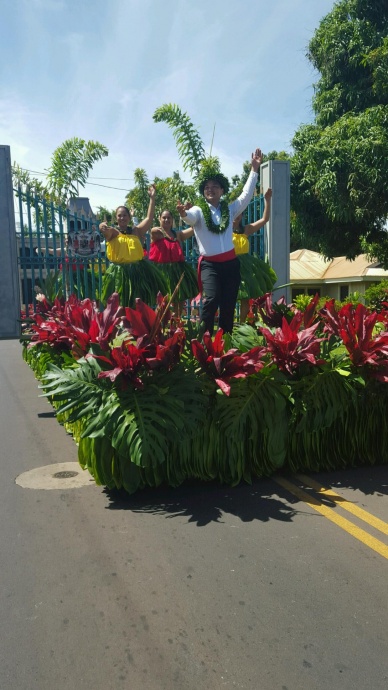 In honor of King Kamehameha, guests and associates of Starwood Maui today presented an ‘Iolani Palace-inspired float at the Nā Kamehameha Pā‘ū Parade and Ho‘olaule‘a in Lāhainā. Courtesy photo.