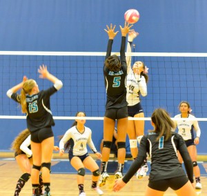 Kamehameha Maui's Kanilea Nomura goes up for a shot over Rose Love (5) as her Na Alii teammates look on. Photo by Rodney S. Yap.