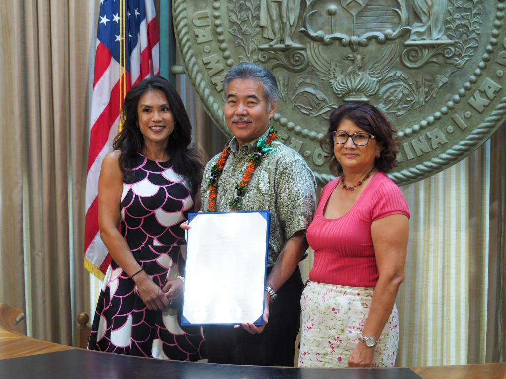 Governor David Ige issued a proclamation designating Oct. 2, 2015 as Manufacturing Day in Hawaiʻi.  Photo credit: Chamber of Commerce.