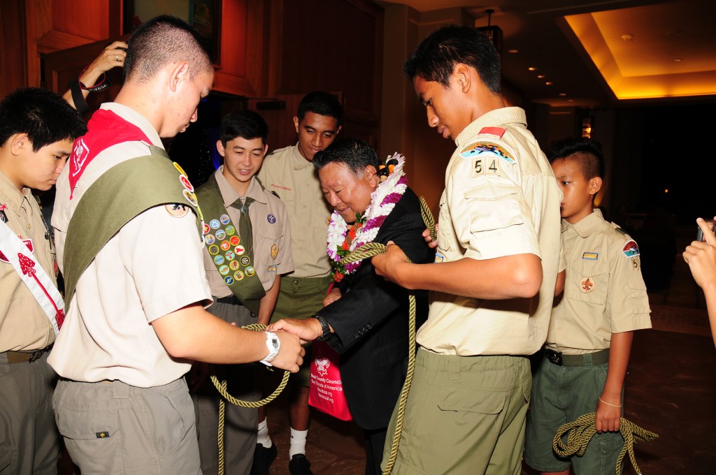 Mayor Arakawa joined in the knot tying fun, demonstrating the skills he learned as a young Cub Scout and Boy Scout.