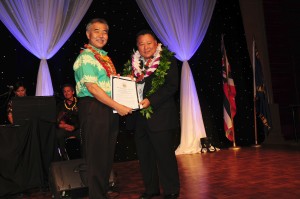 Hawaii State Governor David Ige presents Mayor Alan Arakawa with a proclamation in recognition of his dedication and contributions to the Maui County community.