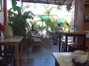 Outdoor seating at Belle Surf Café. Photo by Kiaora Bohlool.
