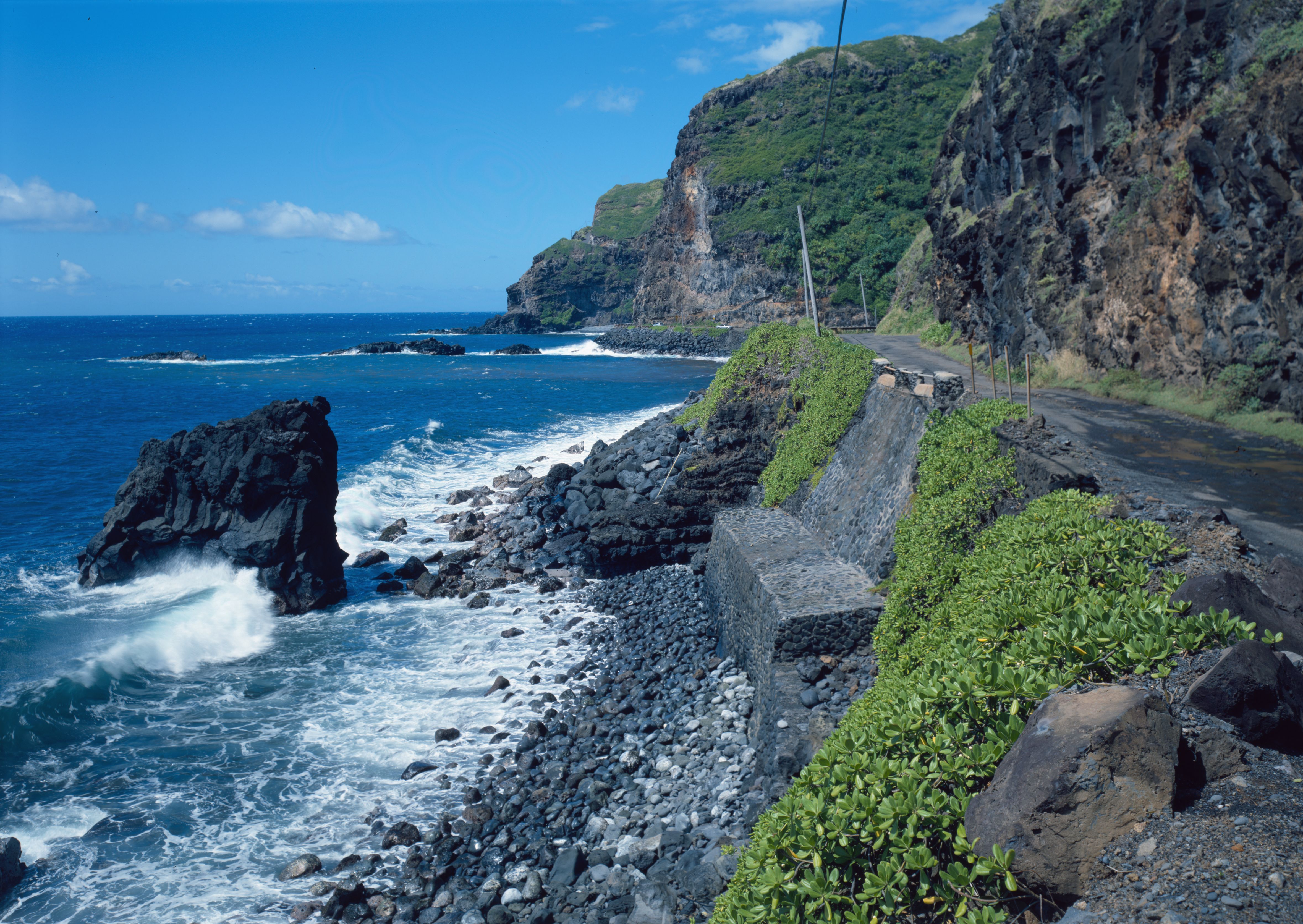 Photo source: wikimedia.org/wikipedia/commons/f/f8/Hana_Belt_Road,_Between_Haiku_and_Kaipahulu,_Hana_vicinity_(Maui_County,_Hawaii).jpg