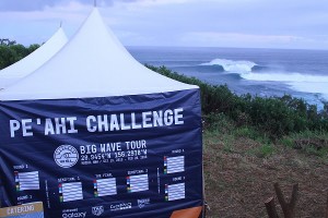 Caption: It's ON! Mammoth surf greets competitors for the Pe'ahi Challenge! Image: WSL / Scholtz