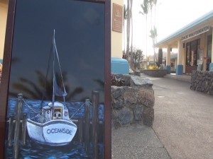Oceanside sign at entrance to the Harbor Shops at Māʻalaea. Photo by Kiaora Bohlool.