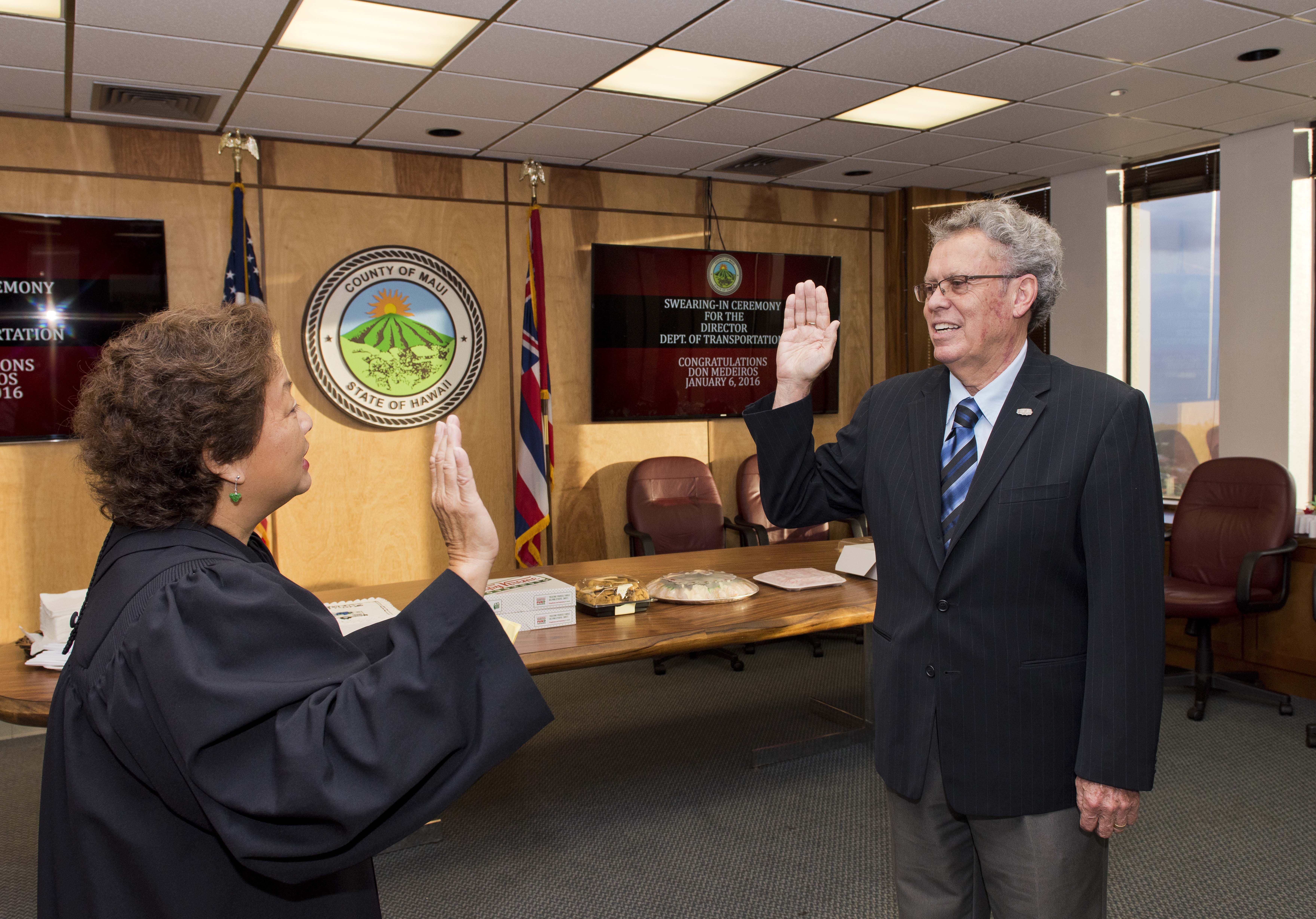 Judge Rhonda Loo swearing-in of the new Director of Transportation Don Medeiros. Photo: County of Maui/RYAN PIROS