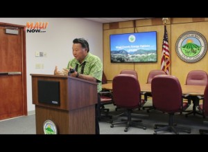 Maui Mayor Alan Arakawa speaks at a Jan. 15 energy press conference. Photo by Wendy Osher.