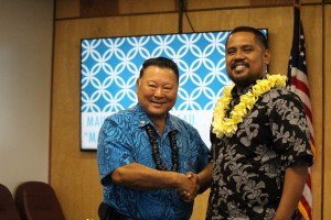 Mayor Arakawa (left) and Sheldon Simeon (right). Photo by Wendy Osher.