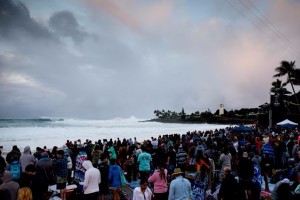 Crowds gather at Waimea Bay in anticipation for the start of the Quiksilver in Memory of Eddie Aikau to commence. Image: WSL/Freesurf/Heff