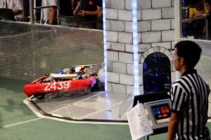 Baldwin High’s robot, #2439, moves a ball into a low goal during a qualification match at the 2016 Hawaii FIRST Regional Competition.