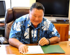 Mayor Alan Arakawa signed a proclamation for Small Business Week 2016. Photo credit: Lois Whitney