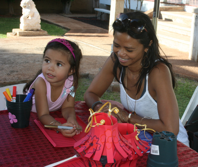 MoonFestival 2015. Tiani Asuncion-Baker makes a lantern as part of the keiki activities during the 2015 event. PC: courtesy Lahaina Restoration Foundation.