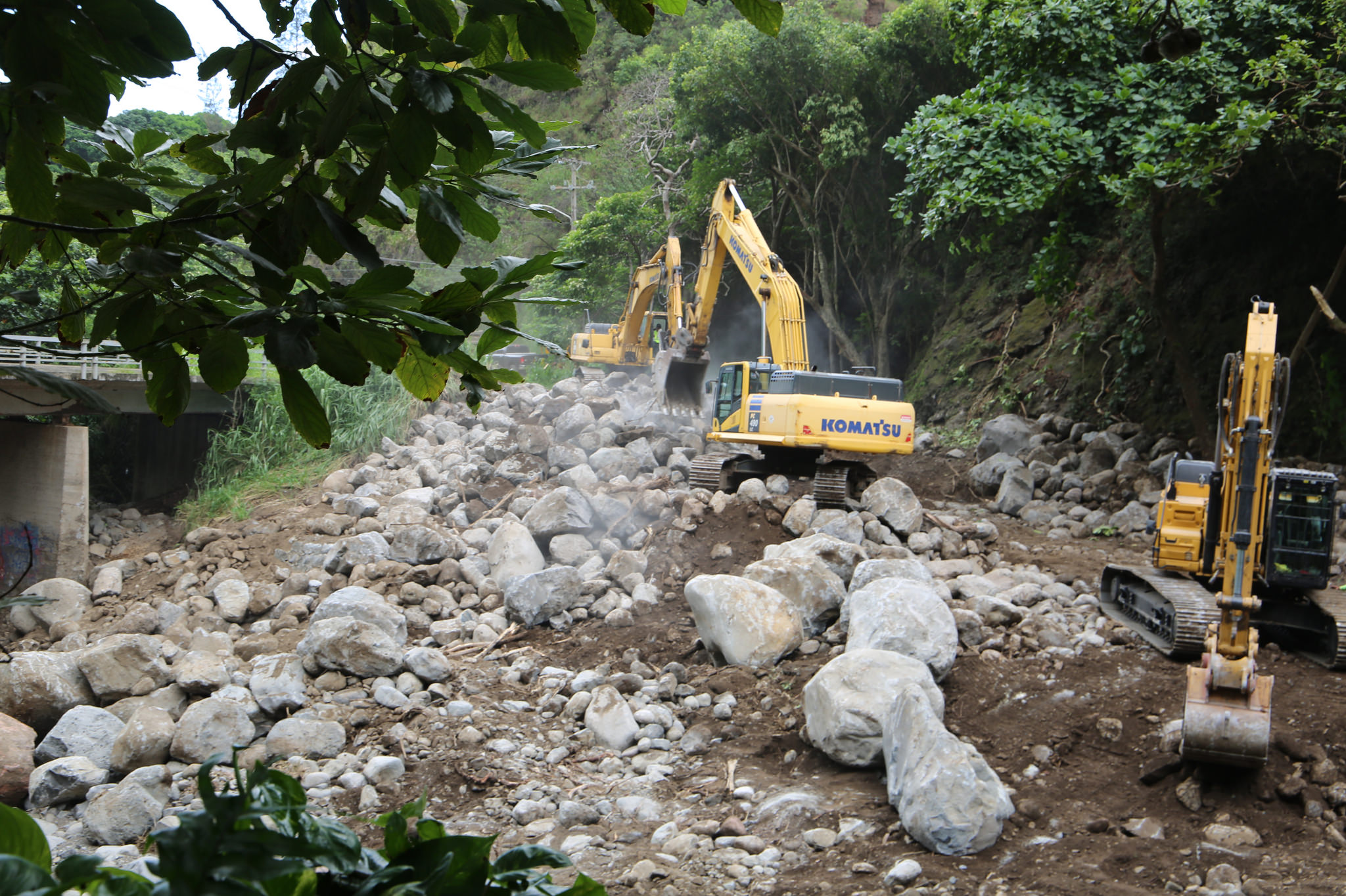 Flood recovery at ʻĪao, Maui. PC: Office of US Rep. Tulsi Gabbard.